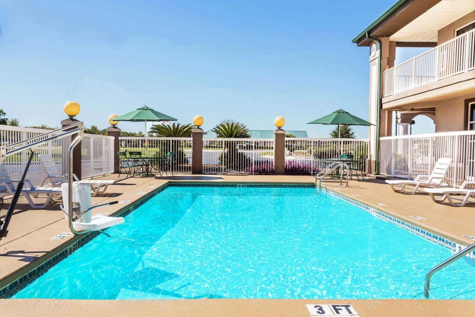 Super 8 by Wyndham Marianna Hotel Bagian luar foto